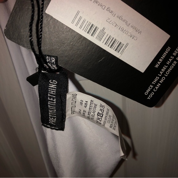 Pretty little thing, white tie top, ring in middle - Picture 3 of 4